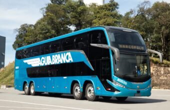 Ônibus da Viação Águia Branca, modelo de dois andares, usado em linhas interestaduais e intermunicipais.