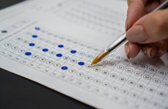 Candidato preenchendo cartão de respostas em processo seletivo da Seger no Espírito Santo