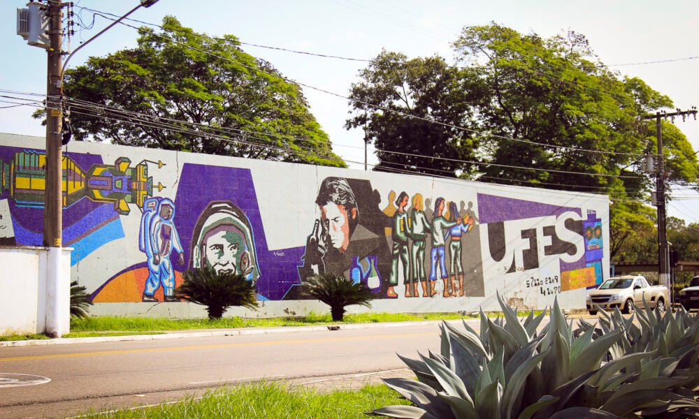 Ufes abre 7 processos seletivos para professores com salários de até R$ 8 mil processos seletivos professores Ufes - mural artístico no campus de Vitória