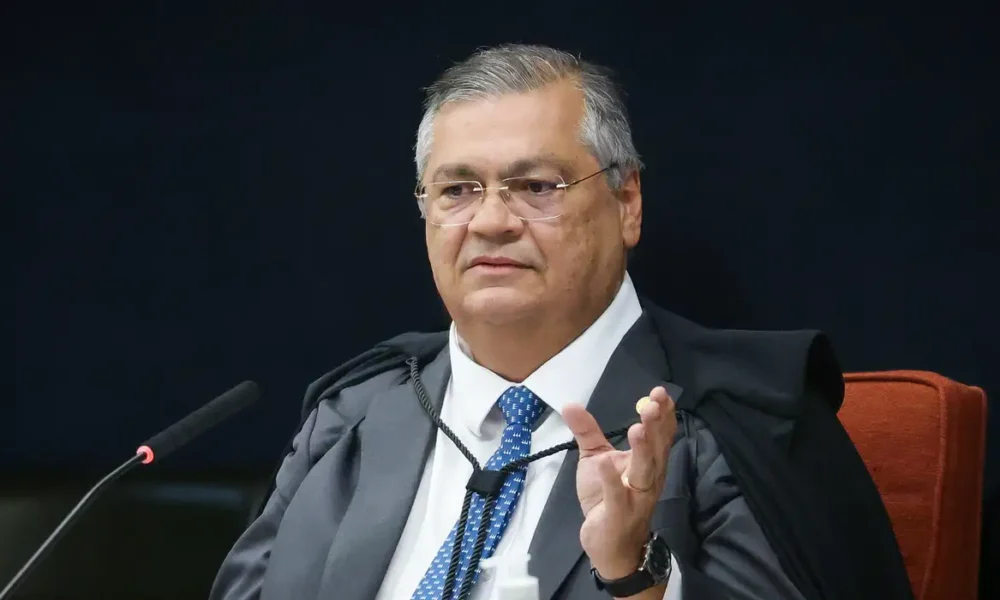 Dino vota por condenação de Bolsonaro e outros 7, mas defende penas diferentes Flávio Dino, ministro do STF, durante sessão em que votou pela condenação de Jair Bolsonaro e outros sete réus por tentativa de golpe de Estado.