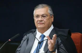 Flávio Dino, ministro do STF, durante sessão em que votou pela condenação de Jair Bolsonaro e outros sete réus por tentativa de golpe de Estado.