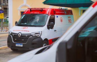 Vista frontal de ambulância do SAMU 192 estacionada em frente a unidade de emergência em Vitória, relacionada ao caso de afogamento criança Jardim Camburi Vitória.