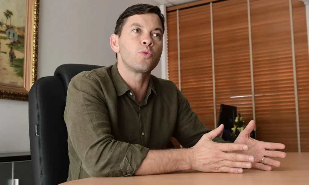 Arnaldinho Borgo gesticula em escritório ao comunicar decisão sobre disputa pelo governo ES e permanência na Prefeitura de Vila Velha.