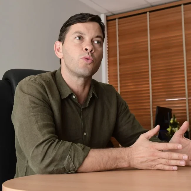 Arnaldinho Borgo gesticula em escritório ao comunicar decisão sobre disputa pelo governo ES e permanência na Prefeitura de Vila Velha.