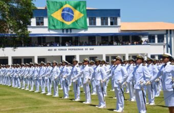 Oficiais da Marinha perfilados com uniforme branco de gala durante formatura, ilustrando as oportunidades do concurso Marinha fuzileiros navais 2026.