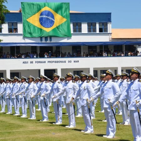 Oficiais da Marinha perfilados com uniforme branco de gala durante formatura, ilustrando as oportunidades do concurso Marinha fuzileiros navais 2026.