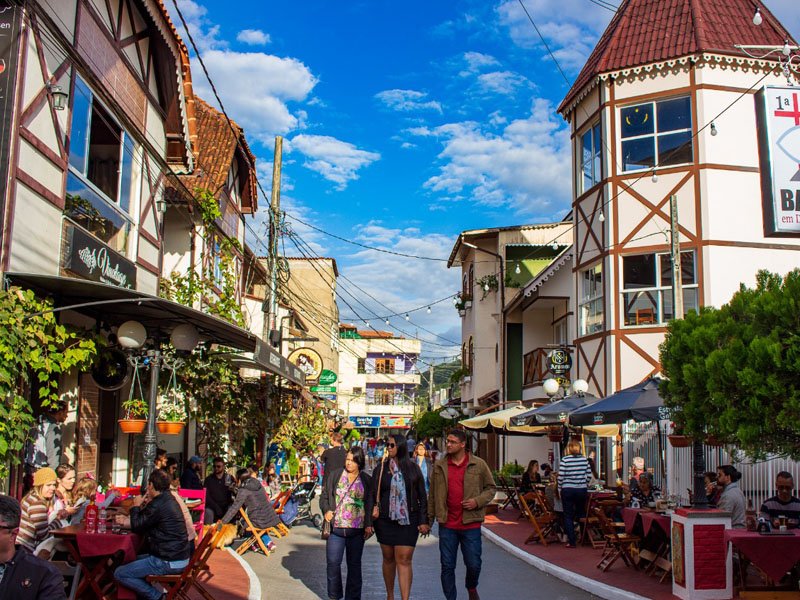 Rua do Lazer em Domingos Martins, Espírito Santo, com arquitetura enxaimel alemã, cafés ao ar livre e turistas — um dos principais destinos turísticos da Serra Capixaba