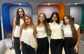 As cinco estudantes da Ufes criadoras do gaveteiro inteligente FreshEXPO posam sorrindo para foto.