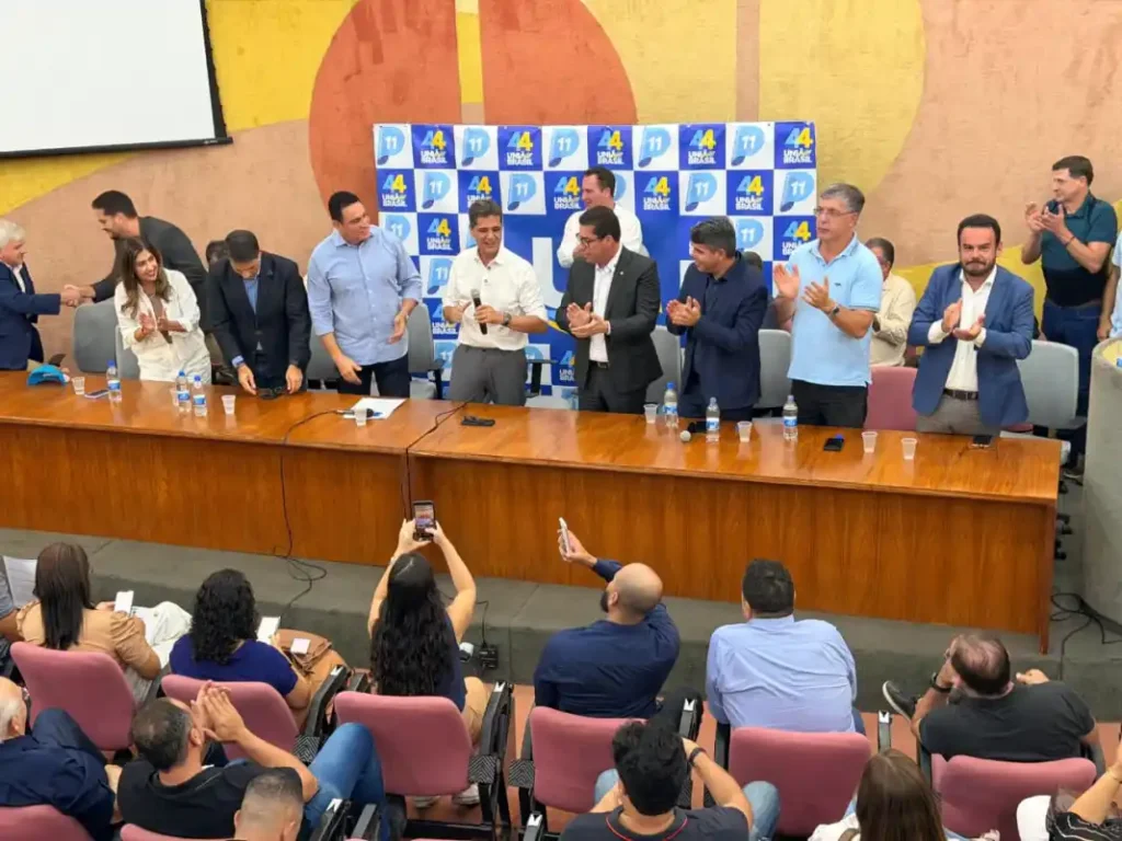 Evento político em Vitória reúne lideranças da Federação União Progressista que oficializam apoio a Ricardo Ferraço para as eleições de 2026 no Espírito Santo.