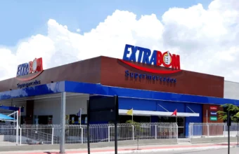 Fachada do Extrabom Supermercados com escala 5×2 implantada no Espírito Santo