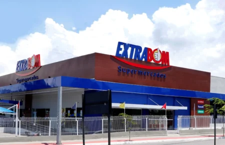 Fachada do Extrabom Supermercados com escala 5×2 implantada no Espírito Santo