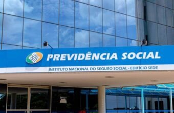 Fachada de prédio moderno do INSS que ofertará vagas no concurso INSS 2026.