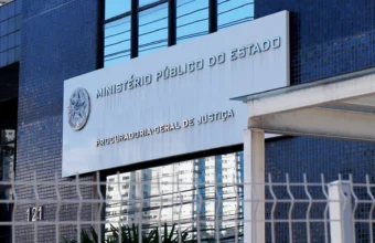 Fotografia da fachada do prédio do Ministério Público do Estado do Espírito Santo, com destaque para a placa branca da Procuradoria-Geral de Justiça. O edifício é o principal local de atuação para os aprovados no concurso MPES 2026.