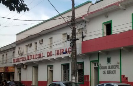 Fachada da sede administrativa da Prefeitura de Ibiraçu, no ES, onde foram lotados os aprovados no processo seletivo Ibiraçu ES 2026.