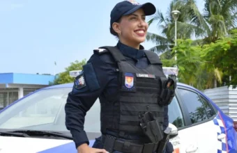 Inspetora Dayse Barbosa sorrindo e fardada com o uniforme oficial, primeira mulher comandante da Guarda Municipal de Vitória vítima de feminicídio.