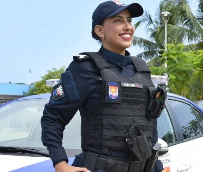 Inspetora Dayse Barbosa sorrindo e fardada com o uniforme oficial, primeira mulher comandante da Guarda Municipal de Vitória vítima de feminicídio.