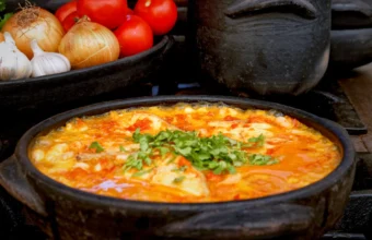 Panela de barro com tradicional moqueca capixaba servida no festival gastronômico em Guarapari.
