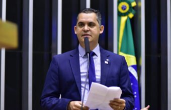 Gilson Daniel, deputado federal do ES, discursa no púlpito da Câmara dos Deputados durante articulação por vaga no TCU ES.