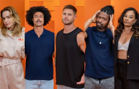 Colagem oficial de fotos dos participantes Ana Paula Renault, Jonas, Leandro Boneco, Breno e Solange Couto, indicados ao nono paredão BBB 26 na tarde de domingo (15), sob a pergunta "QUEM ESTÁ NO PAREDÃO?".