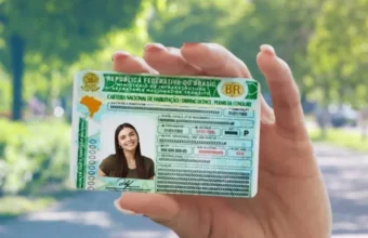 Mão segurando uma carteira de motorista, ilustrando as vagas gratuitas oferecidas pela CNH Social ES 2026.