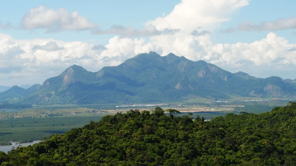 Vista panorâmica do Mestre Álvaro em Serra, Espírito Santo, com Mata Atlântica preservada em primeiro plano e o maciço rochoso de 833 metros ao fundo