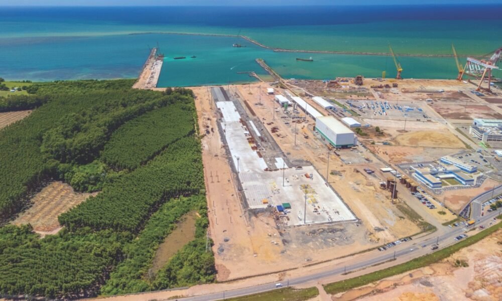 Vista aérea do canteiro de obras e píeres do novo Porto de Aracruz ES no litoral capixaba.