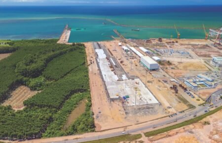 Vista aérea do canteiro de obras e píeres do novo Porto de Aracruz ES no litoral capixaba.