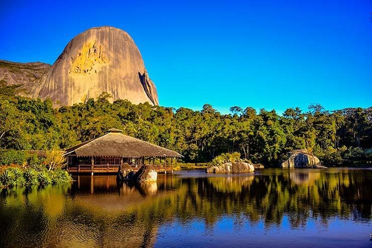 Pedra Azul no Parque Estadual de Domingos Martins, Espírito Santo, com lago espelhado e vegetação de Mata Atlântica — um dos principais destinos turísticos do ES em 2026