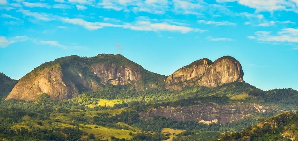 Vista panorâmica da Pedra da Penha em Cachoeiro de Itapemirim, Espírito Santo, com formações rochosas a mais de 1.000 metros de altitude e vegetação nativa — destino de fé e ecoturismo no sul do ES