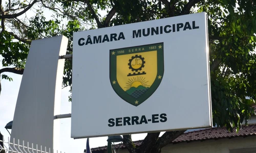 Corte de gastos na Câmara da Serra reduz contratos em 10% e moderniza gestão Placa branca com o brasão oficial e a identificação da Câmara Municipal da Serra, no Espírito Santo. A imagem ilustra as recentes medidas de modernização e o corte de gastos na Câmara da Serra promovidos pela atual gestão.