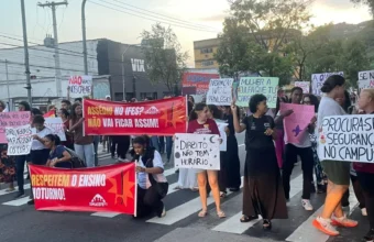Estudantes na Avenida Vitória segurando cartazes como "Não vamos nos calar" durante protesto contra o assédio Ifes Vitória.