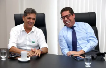 Ricardo Ferraço (esquerda) e Marcelo Santos (direita) conversando, com foco na chapa Marcelo Santos vice Ricardo Ferraço ES nas eleições de 2026.