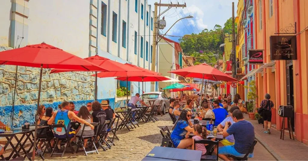 Rua do Lazer de Santa Teresa no Espírito Santo com casarões coloridos, mesas ao ar livre e turistas — destino de gastronomia italiana e enoturismo no interior capixaba