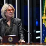 Senadora Margareth Buzzetti discursa no púlpito do Senado durante aprovação do crime de vicaricídio