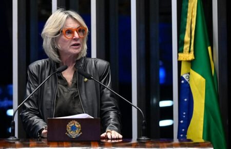 Senadora Margareth Buzzetti discursa no púlpito do Senado durante aprovação do crime de vicaricídio