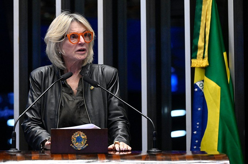 Senadora Margareth Buzzetti discursa no púlpito do Senado durante aprovação do crime de vicaricídio