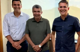 Gilson Daniel, Serginho Vidigal e Sérgio Vidigal posando juntos e sorrindo durante articulação política de Serginho Vidigal a deputado federal no ES.