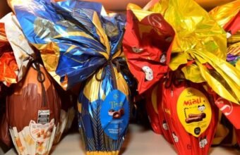 Três ovos de chocolate lado a lado ilustrando a distribuição de ovos de Páscoa de graça na Grande Vitória.