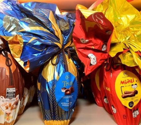 Três ovos de chocolate lado a lado ilustrando a distribuição de ovos de Páscoa de graça na Grande Vitória.