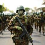 Soldado camuflado marchando com fuzil em desfile, imagem ilustrativa para as vagas do concurso Exército 2026