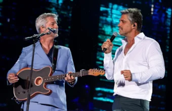 Victor e Leo cantando juntos em show da agenda cultural na Grande Vitória