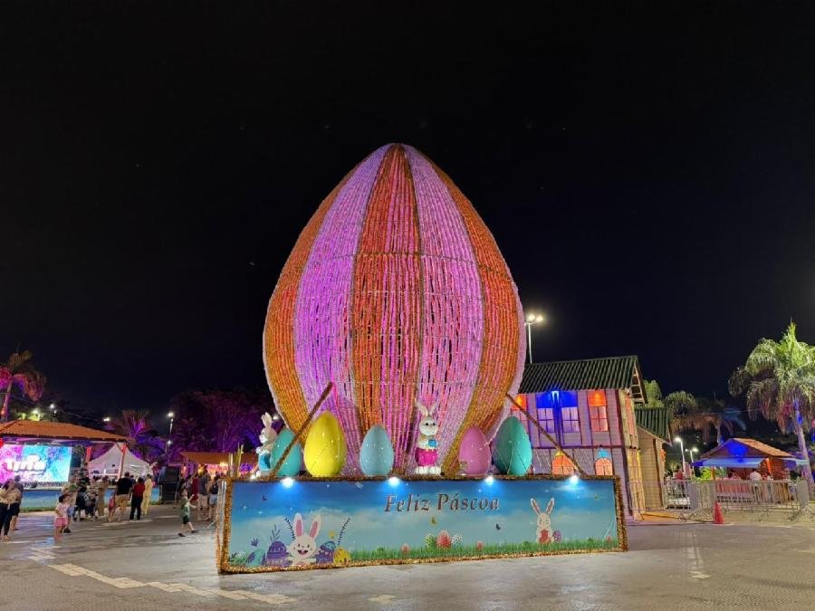 Ovo de Páscoa gigante de 10 metros iluminado em rosa e laranja na Vila de Páscoa do Parque da Cidade na Serra