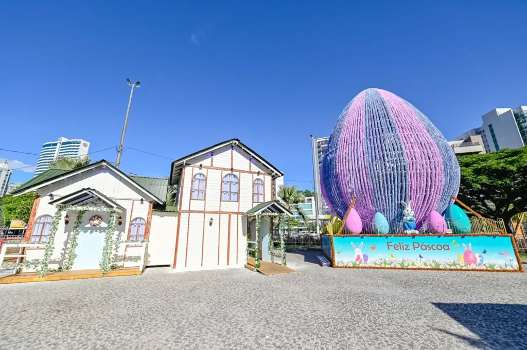 Ovo de Páscoa gigante lilás e casinhas cenográficas em estilo europeu na Vila de Páscoa da Praça dos Desejos em Vitória